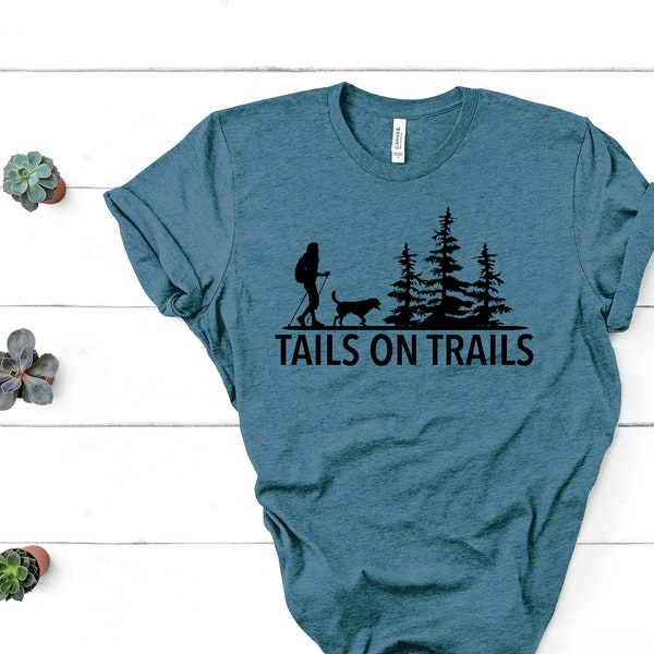 Tails On Trails T-Shirt unisexe, randonnée avec dog tee un beau design pour montrer à quel point vous aimez explorer avec votre chien (s)