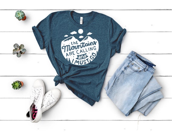 Le Montagne Stanno Chiamando E Devo Andare - Emblema Illustrazione - Foto 9