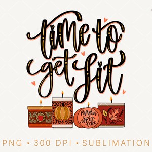 Op de afbeelding: Tijd om te ontsteken! Vier kaarsen met herfstthema's: een rode kaars met een hart en bladeren, een kaars met luipaardprint met een pompoen, een kaars met de tekst "Pumpkin Spice Latte" en een rode kaars met herfstbladeren.