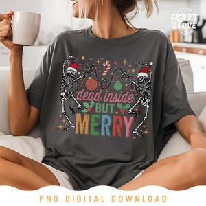 Morto por dentro, mas feliz PNG, imagem de sublimação de esqueleto engraçado de Natal, esqueletos dançando com chapéus de Papai Noel, camisa de feriado sarcástica e sarcástica Png