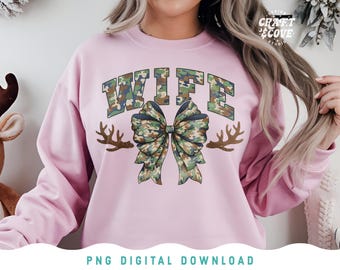 Op de afbeelding: Roze sweatshirt met het woord "WIFE" in camouflageprint en een camouflage strik met geweien aan beide kanten. De tekst "PNG DIGITAL DOWNLOAD" staat onderaan de afbeelding.