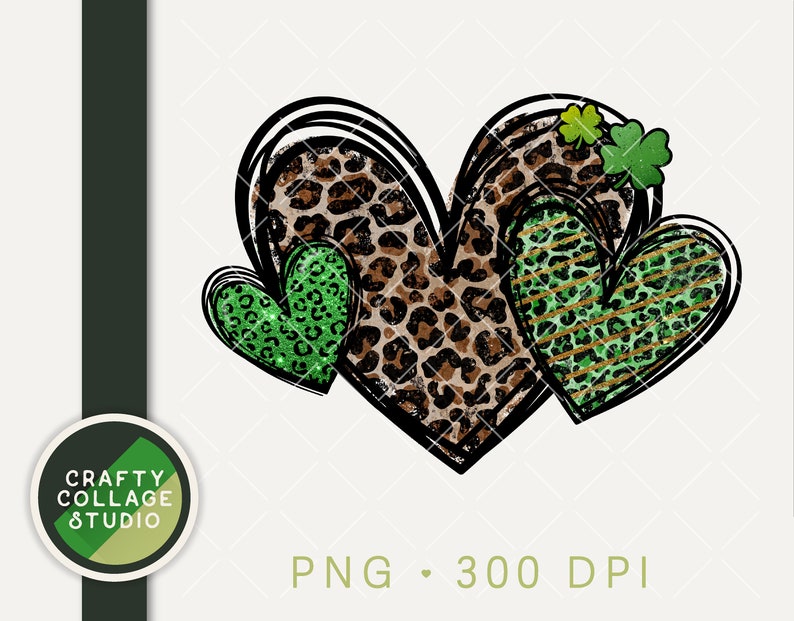 Puede incluir: Tres corazones verdes y dorados con purpurina con un estampado de leopardo. Los corazones est&aacute;n delineados en negro y tienen un aspecto desgastado. Hay tres tr&eacute;boles verdes en la esquina superior derecha.