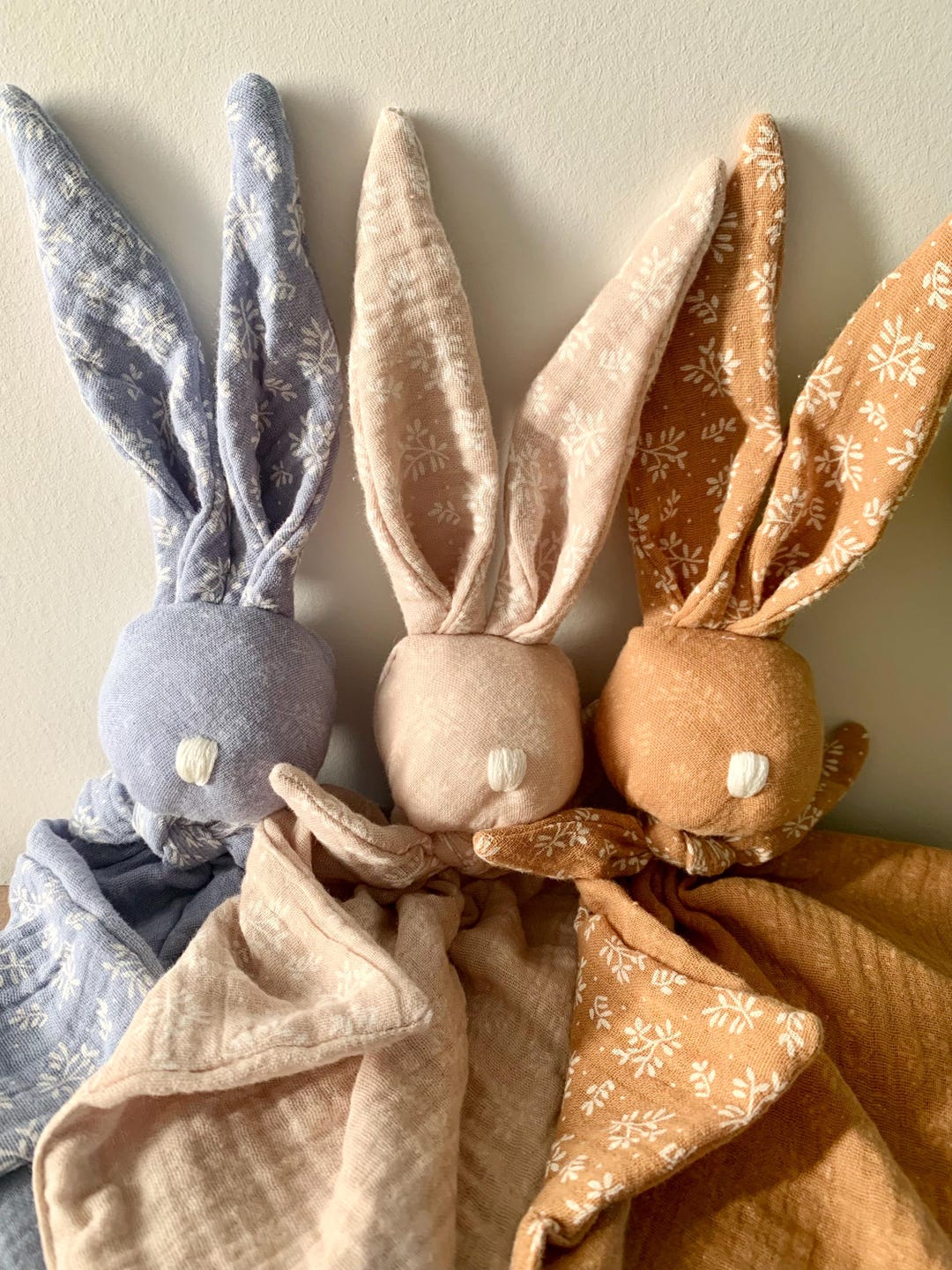 Personalisierte Bio-Doppelgaze-Kaninchen-Schmusedecke in Uni- und