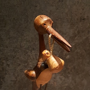 Handgemachter Storch aus Holz mit Baby Geburtsfigur Vintage Kollektion