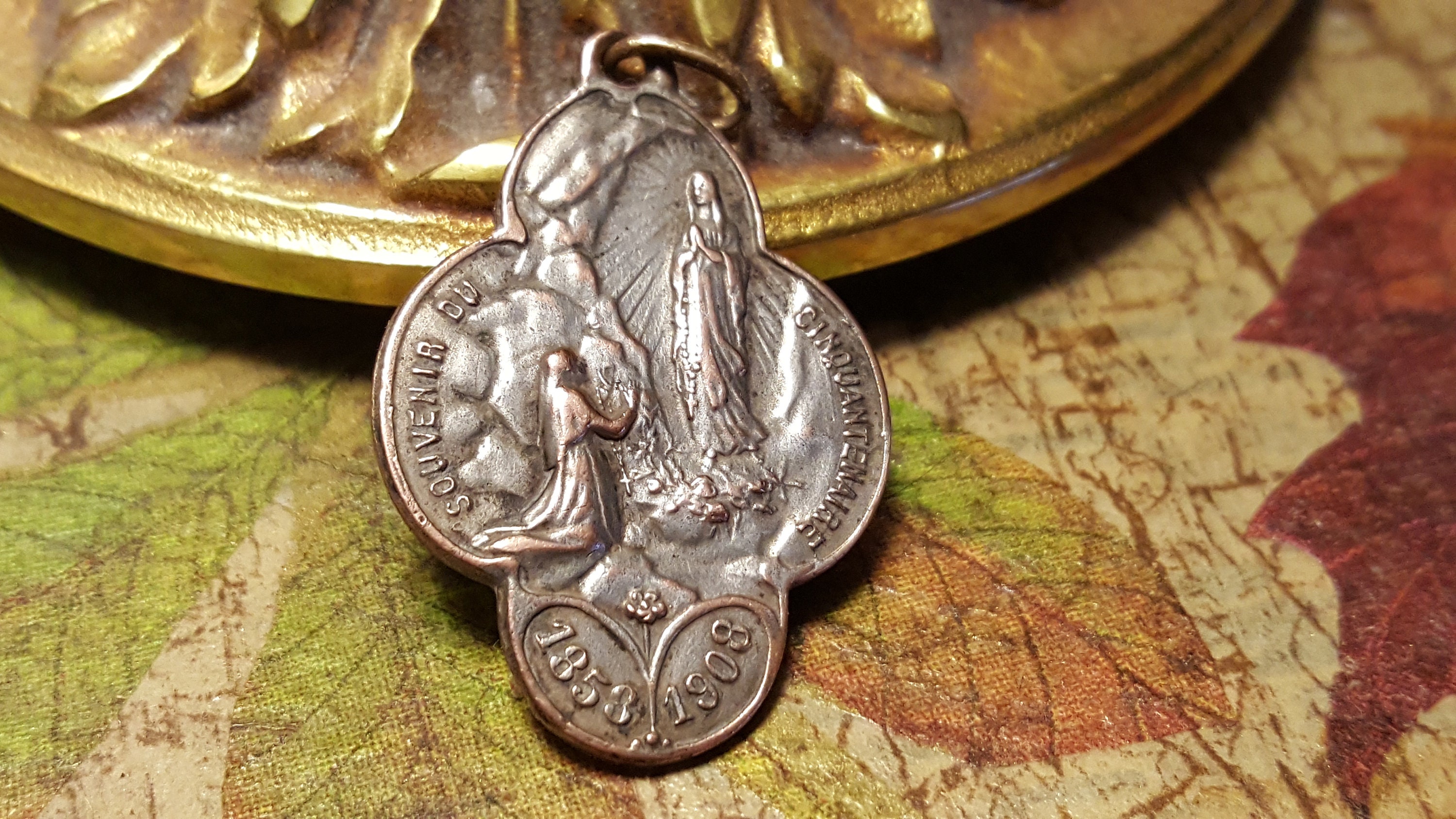 Médaille Religieuse Ancienne Souvenir Du Cinquantenaire 1858-1908 Notre Dame de Lourdes Art Catholiq