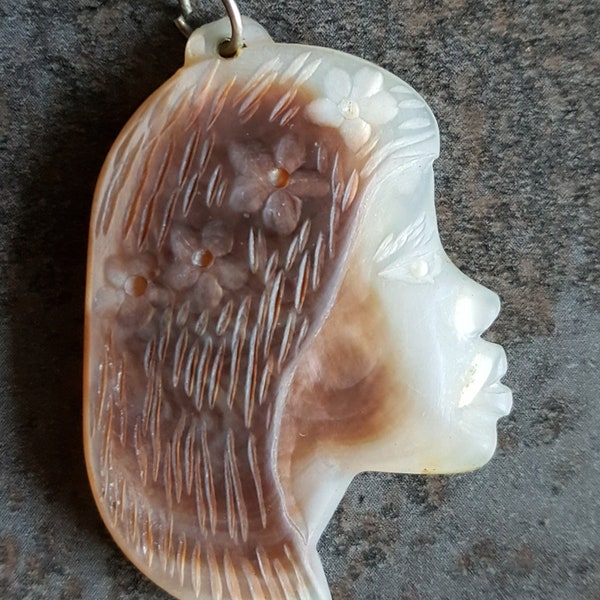 pendant in mother-of-pearl old head of Tahitian