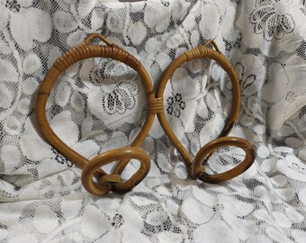 Vintage 1960s double wall-mounted coat rack in Manila rattan by Joaquim Belsa for Aresta