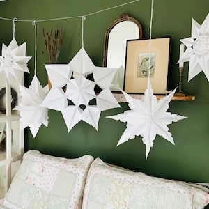 Set di 5 fiocchi di neve a forma di stella di carta bianca/Servizio fotografico di Natale/Fiocchi di neve in sacchetto di carta/Stella in sacchetto di carta/Fiocco di neve a forma di stella/Natale scandinavo