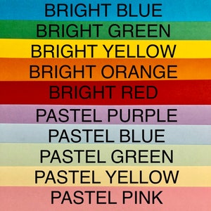 Puede incluir: Una colecci&oacute;n de diez tiras de papel horizontales dispuestas en una pila. Las cinco superiores son azul, verde, amarillo, naranja y rojo brillantes, cada una etiquetada con su nombre de color. Las cinco inferiores son morado, azul, verde, amarillo y rosa pastel.
