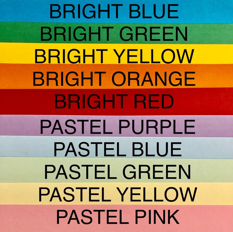 Puede incluir: Una colecci&oacute;n de diez tiras de papel horizontales dispuestas en una pila. Las cinco superiores son azul, verde, amarillo, naranja y rojo brillantes, cada una etiquetada con su nombre de color. Las cinco inferiores son morado, azul, verde, amarillo y rosa pastel.
