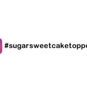 Puede incluir: Un icono cuadrado de red social Instagram con un degradado de colores morado, rosa, naranja y amarillo con un contorno de c&aacute;mara blanco, situado a la izquierda del texto hashtag negro sugarsweetcaketoppers sobre un fondo blanco liso.
