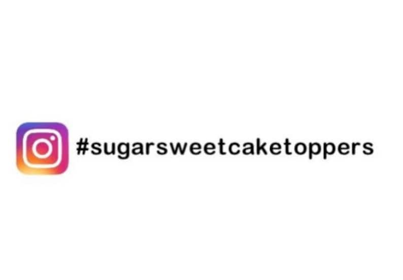Puede incluir: Un icono cuadrado de red social Instagram con un degradado de colores morado, rosa, naranja y amarillo con un contorno de c&aacute;mara blanco, situado a la izquierda del texto hashtag negro sugarsweetcaketoppers sobre un fondo blanco liso.
