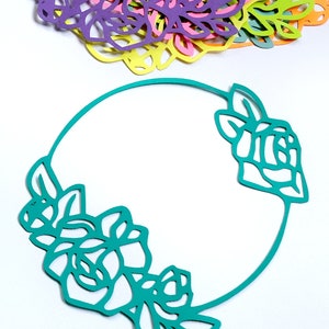 Círculo intrincado de flores troqueladas (reserva de chatarra, fabricación de tarjetas, guirnaldas, decoración de bodas)