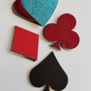 Découpes scintillantes du symbole du poker (décoration de fête, décoration de poker, création de cartes, confettis)