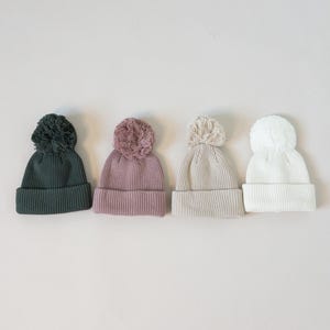 Gorro de punto para bebé, gorro de algodón orgánico para bebé, gorro de invierno con pompón, anuncio de nacimiento de bebé - regalo personalizado