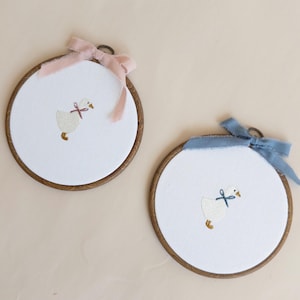 MOEDER GANS babydecor, aankondigingsbord, borduurring, borduurlint en lint op maat, fotorekwisiet.