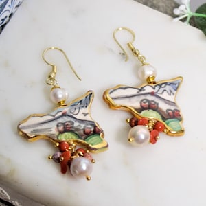 Boucles d’oreilles Sicilia , Boucles d’oreilles en céramique Caltagirone , Corail et perle d’eau douce , Boucles d’oreilles siciliennes , Trinacria