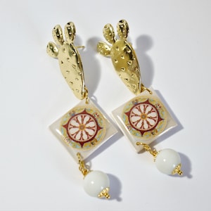 Siciliaanse witte azulejos oorbellen, Marokkaanse tegels oorbellen, gouden cactus, witte parel oorbellen, barokke oorbellen