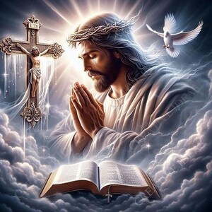Puede incluir: Ilustración digital de una escena religiosa. Una figura con una corona de espinas reza, con una paloma y una cruz al fondo. Un libro abierto y un collar con una cruz están en primer plano. La imagen está sobre un fondo de nubes y luz.