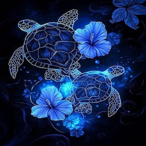Può includere: Illustrazione digitale di due tartarughe marine e fiori di ibisco blu su sfondo scuro. Le tartarughe e i fiori sono blu con contorni bianchi, creando un effetto luminoso. L'immagine evoca serenità e bellezza marina.