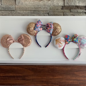 Cornice per orecchie di topo ispirata alla Disney con supporto per orecchie - Tiene 3 paia di orecchie in ORIZZONTALE