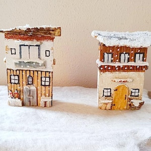 Holzhäuschen, Winterhäuschen, Weihnachtshäuschen, aus Altholz, bemalt, mit Schnee, Bauernhaus, ländlich,