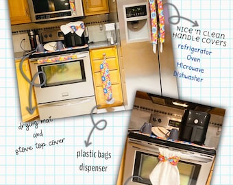 Op de afbeelding: DIY-project voor keukenverbetering met instructies voor het maken van een droogmat, een kookplaatdeksel, een plastic zakdispenser en handgreephoezen voor de koelkast, oven, magnetron en vaatwasser. Het project gebruikt een witte keukendoek met een kleurrijke strik.