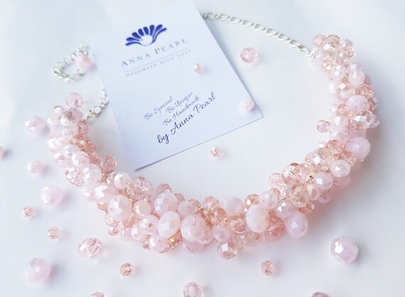 ピンク クリスタル ネックレス、AnnaPearl のベビー ピンク ネックレス 