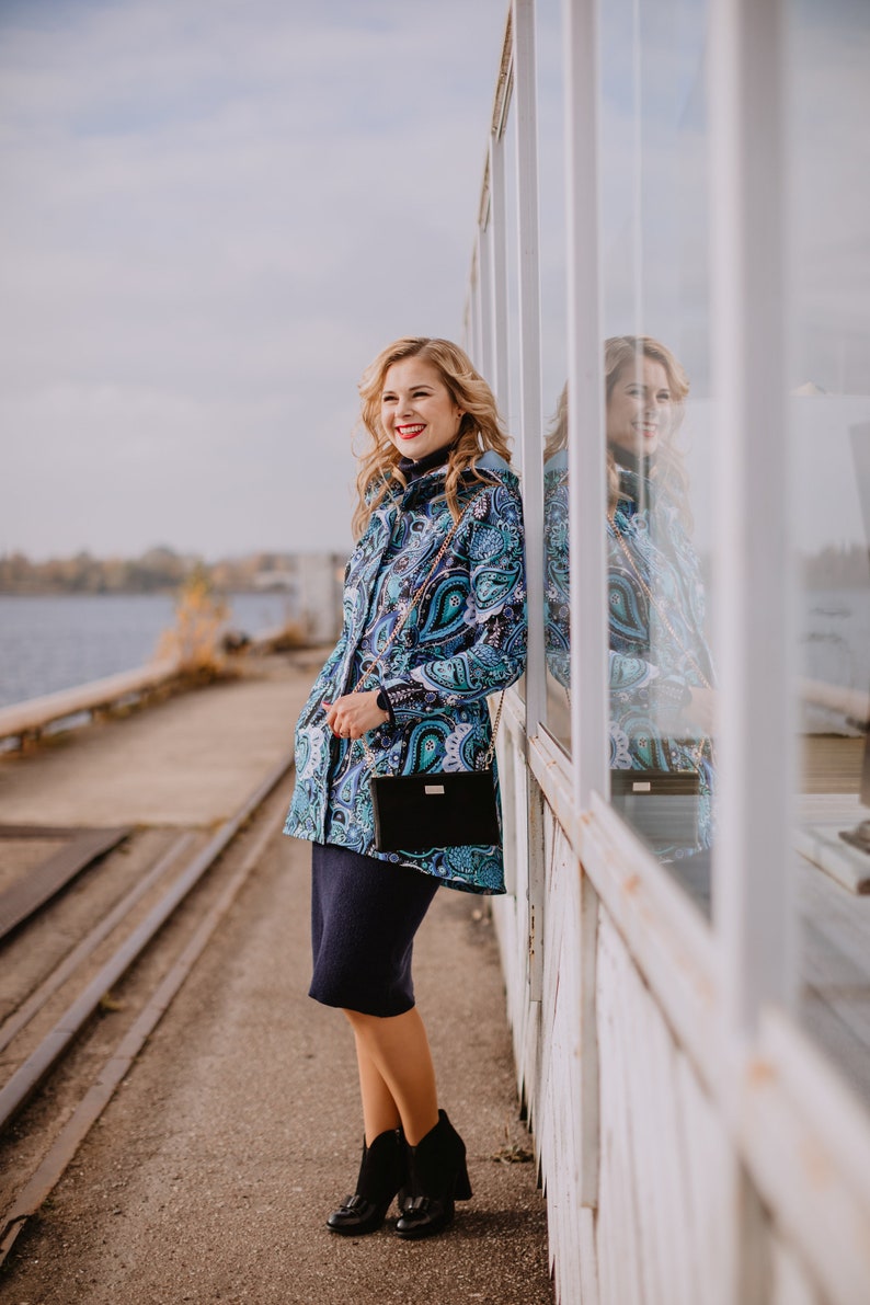 Dames Parka met blauwe paisley print, Lady Raincoat, Bovenkleding, Elegante softshell parka, Grote maten, Paisley regenjas, Winddicht, Waterdicht afbeelding 1