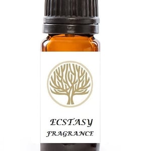 Może przedstawiać: Mała, bursztynowa butelka ze szklanym korkiem. Butelka ma białą etykietę z złotym wzorem drzewa i tekstem "ECSTASY FRAGRANCE".
