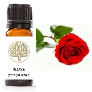 Op de afbeelding: Een klein amberkleurig glazen flesje met een zwarte dop, met het label "ROSE FRAGRANCE" en een gouden boomlogo. Het flesje staat naast een enkele rode roos met groene bladeren.