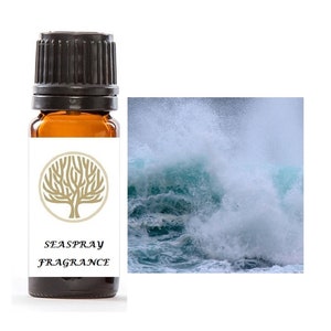 Può includere: Un piccolo flacone di vetro marrone con un tappo nero. Il flacone ha un'etichetta bianca con un logo di albero dorato e il testo "SEASPRAY FRAGRANCE". L'immagine di sfondo è un'onda blu dell'oceano che si infrange.