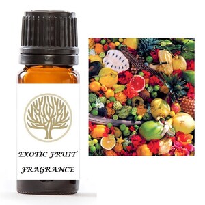 Può includere: Un piccolo flacone di vetro marrone con un tappo nero. L'etichetta è bianca con un disegno di albero dorato e il testo "Exotic Fruit Fragrance". L'immagine di sfondo mostra una varietà di frutti esotici colorati.