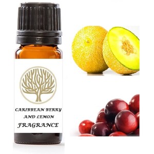Może przedstawiać: Brązowa szklana butelka z czarną zakrętką i białą etykietą. Etykieta zawiera złoty wzór drzewa i tekst "CARIBBEAN BERRY AND LEMON FRAGRANCE". Butelka znajduje się obok żółtego melona i kupki czerwonych żurawin.