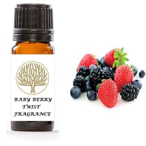 Może przedstawiać: Mała, bursztynowa butelka ze szklanym korkiem, z etykietą "Baby Berry Twist Fragrance". Butelka jest otoczona białym tłem i stosem świeżych jagód, w tym truskawek, borówek i jeżyn.
