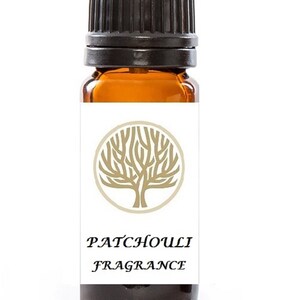 Peut inclure: Un petit flacon en verre ambré avec un bouchon à vis noir. Le flacon porte une étiquette blanche avec un logo d'arbre doré et le texte "PATCHOULI FRAGRANCE".