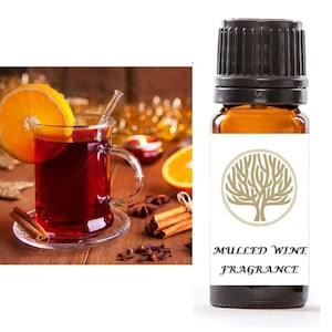 Op de afbeelding: Een glazen mok gevuld met rode glühwein, gegarneerd met een sinaasappelschijfje en kaneelstokjes. De mok staat op een houten tafel met een klein bordje en extra kaneelstokjes, kruidnagels en steranijs. Een klein flesje glühweingeur met een bruin etiket en een boomlogo is te zien aan de rechterkant van de afbeelding. Het etiket luidt "Glühweingeur".