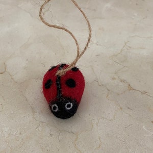 Laine feutrée « Petite coccinelle Lila » ornement-coccinelle-feutre coccinelle-feutre ornement-aiguille feutrée ornement-ornement-ornement d'été-lady bug