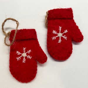 Laine feutrée « Moufles rouges avec flocon de neige brodé » ornement-feutre ornement-fait main-décorations de Noël-commerce équitable-ornements-feutré à l&#39;aiguille