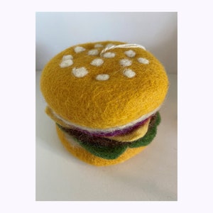 Enfeite de lã feltrada &quot;Cheeseburger Deluxe&quot;-enfeite de hambúrguer-feito à mão-enfeite de cheeseburger-hambúrguer feltrado-hambúrgueres-cheeseburgers-feltrado