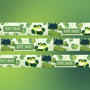Puede incluir: Un patrón repetido de ranas verdes, monitores de computadora, teclados y hojas sobre un fondo verde claro. El texto "EAT BUG" se repite en todo el patrón.