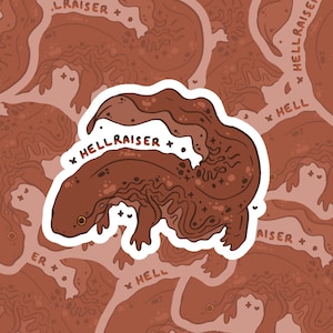 Könnte beinhalten: Ein Aufkleber mit einem braunen Salamander und dem Text "HELLRAISER". Der Aufkleber hat einen weißen Rand und befindet sich vor einem Hintergrund sich wiederholender Salamander-Illustrationen in verschiedenen Brauntönen.