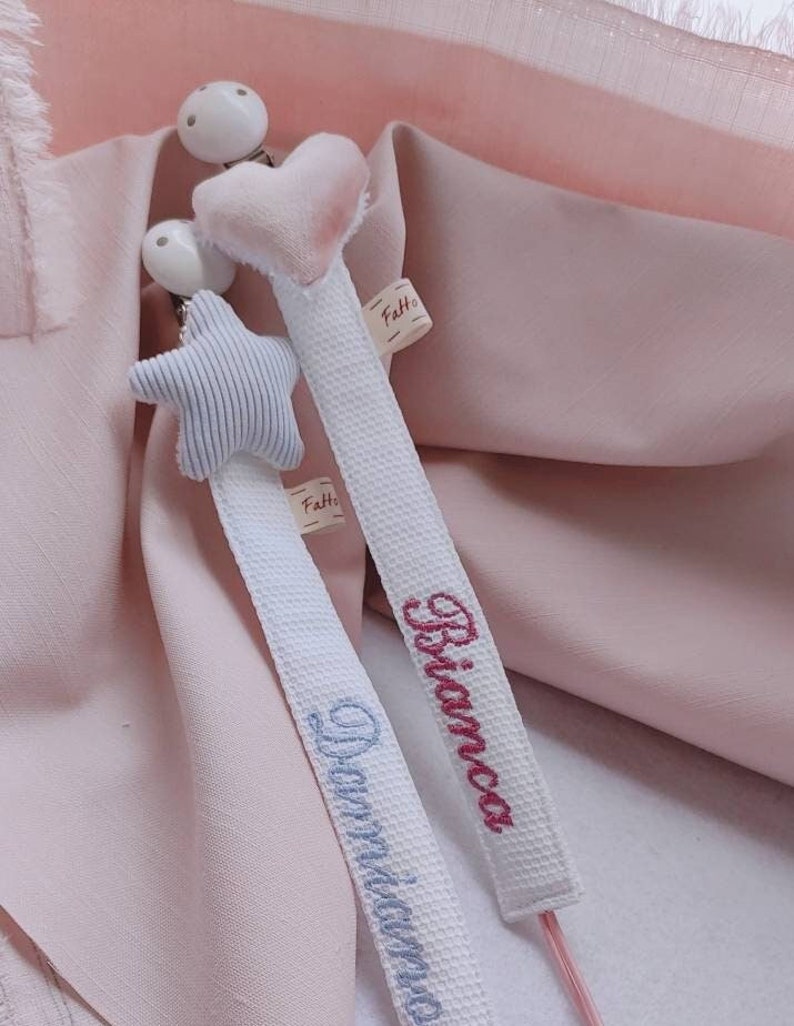 Catenella portaciuccio personalizzata stella e cuore con clip in legno immagine 5