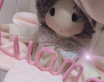 Fiocco nascita bimba personalizzato  con nome in tricotin, bambola di stoffa, fiori di tessuto e fiocco rosa in velluto