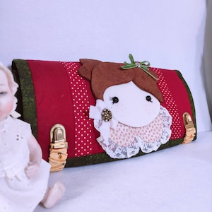 Organizador con bolsillos, compartimentos y accesorios de costura. Útil como bolso de trabajo, tablet y diversos accesorios. Idea de regalo para ella o para una niña.