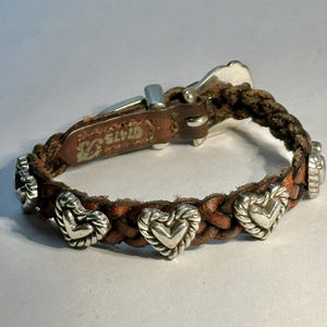 Armband - Brighton Leder und Silber Ton Herzen, geflochtenes Leder Brighton Armband mit silbernem Schnallenverschluss, Brighton Style 07475B