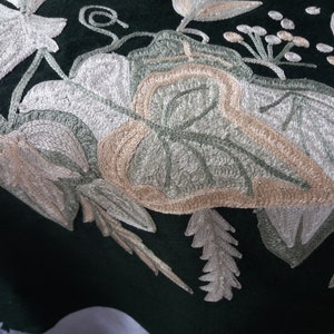 最高級ウールに手作りで刺繍されたショールまたはソファースロー