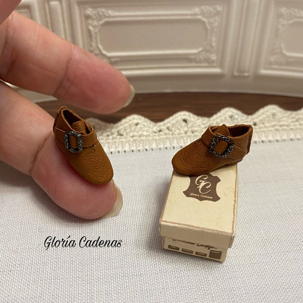 Chaussure miniature en cuir marron faite à la main de 2 cm pour maison de poupée et collectionneurs