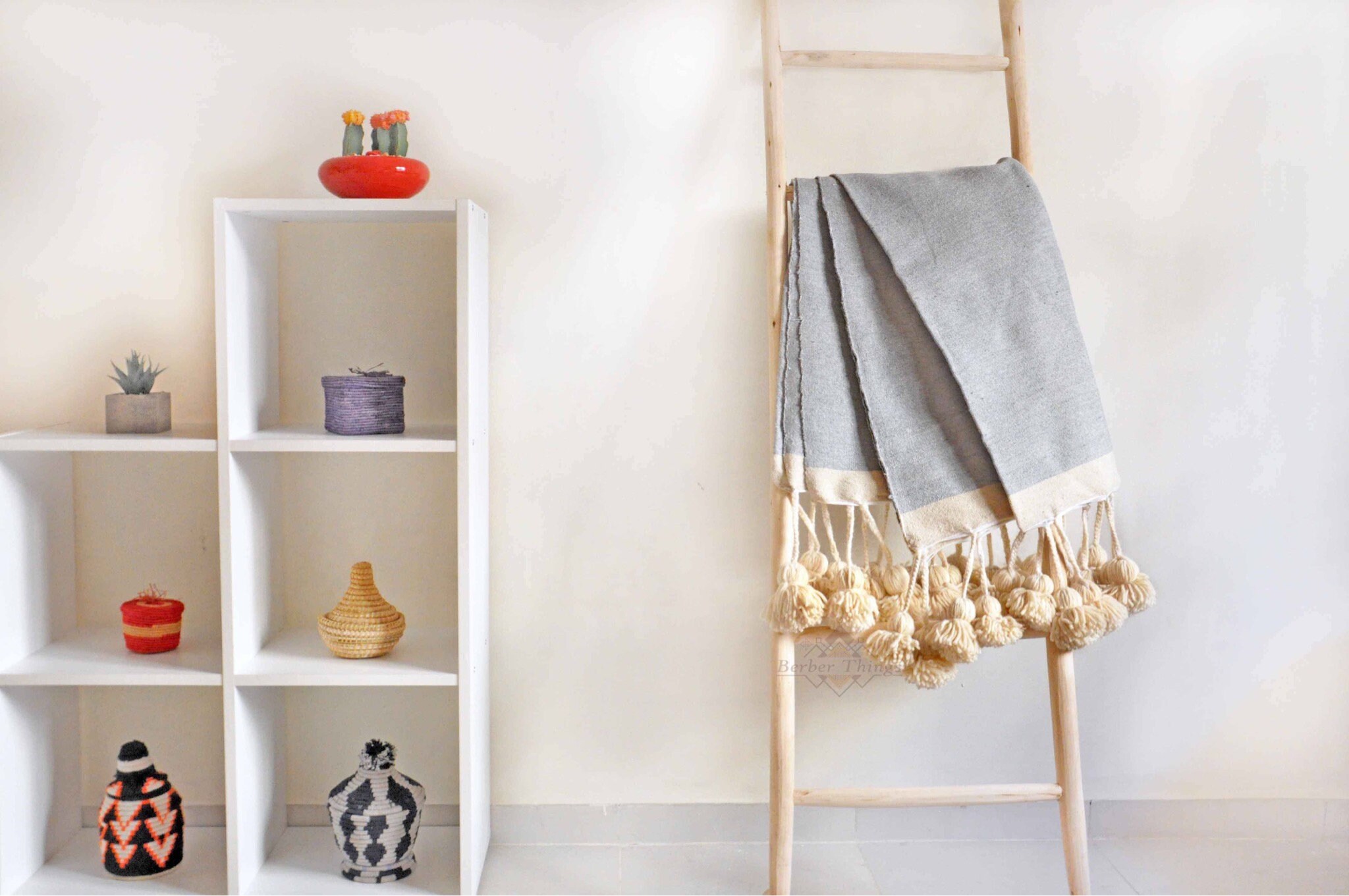 Couverture en Coton Marocain avec Glands Longs Laine, Tissés à La Main sur Des Métiers Tisser Tradit