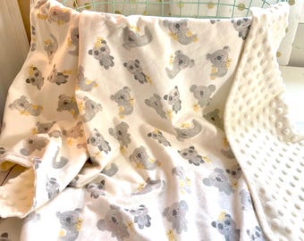 Elfenbensvit Minky Bear familjefilt | Barnfilt med björn | Filt för bilbarnstol | Könsneutral filt | Barnvagnsfilt